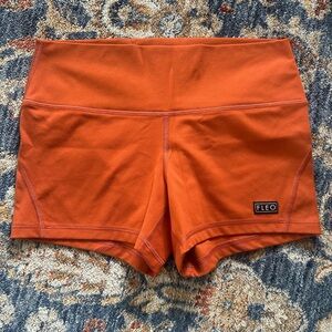 Fleo apex contour 3” pumpkin colored medium shorts